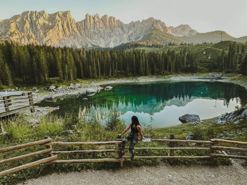 persona observando lago carezza